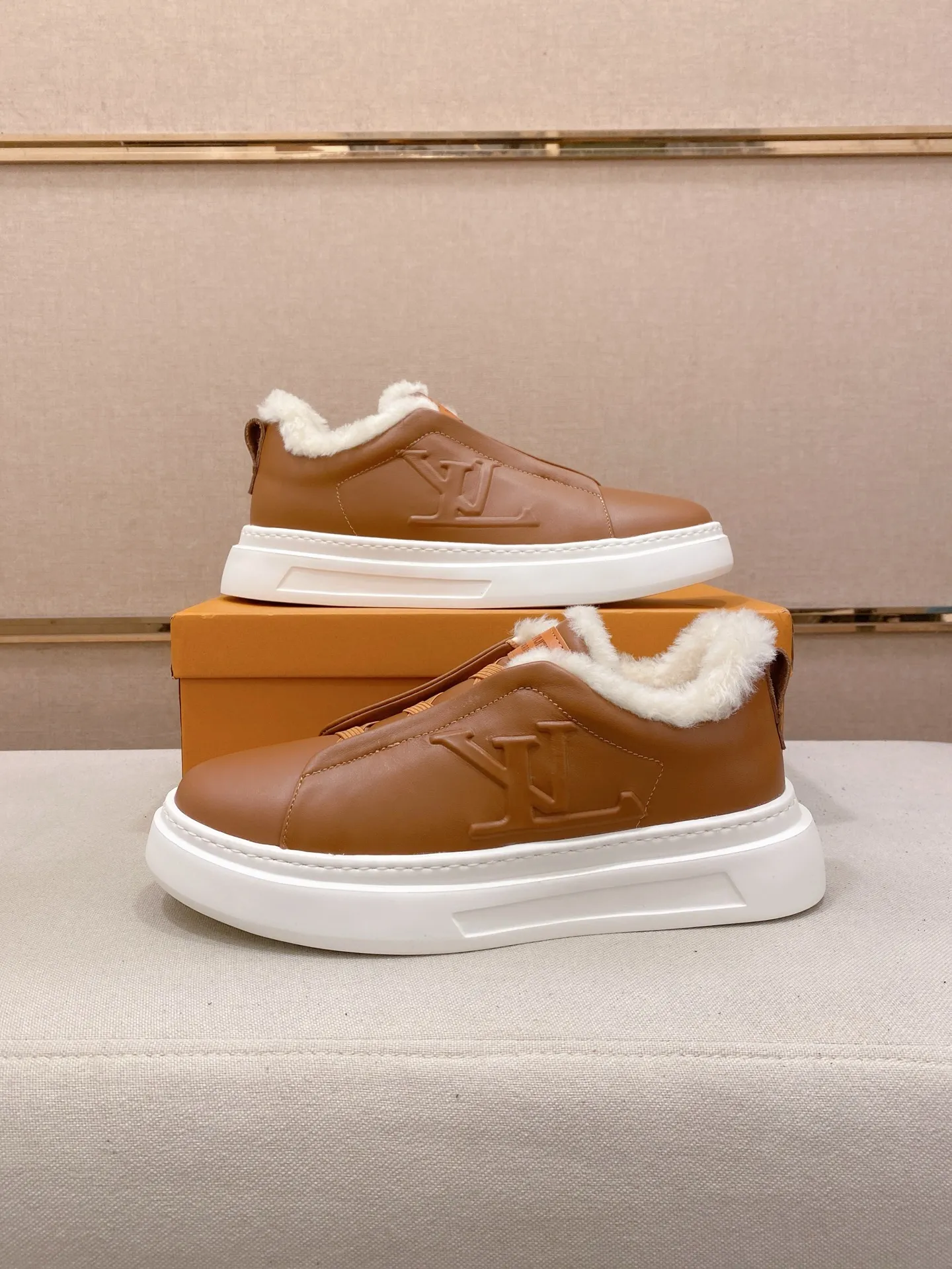 Factory price: 480💰🎉🎉LV~Louis Vuitton trendy men's shoes, new shipments, latest matching, same style as the official website, super high quality, best-selling season [strong][strong][strong] Selected first-layer cowhide, comfortable wool lining, original last, comfortable on the feet, wear-resistant rubber outsole, size: 38-44.